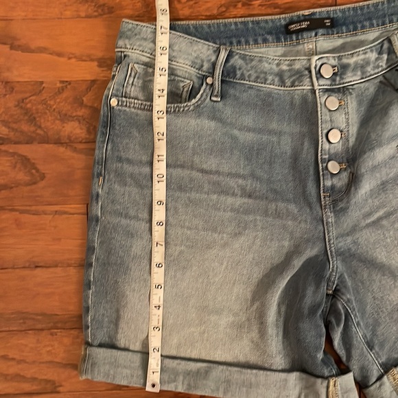 💙Plus Size Simply Vera Vera Wang Button-Front Roll-Cuff Jean Shorts - 16W - Picture 7 of 8
